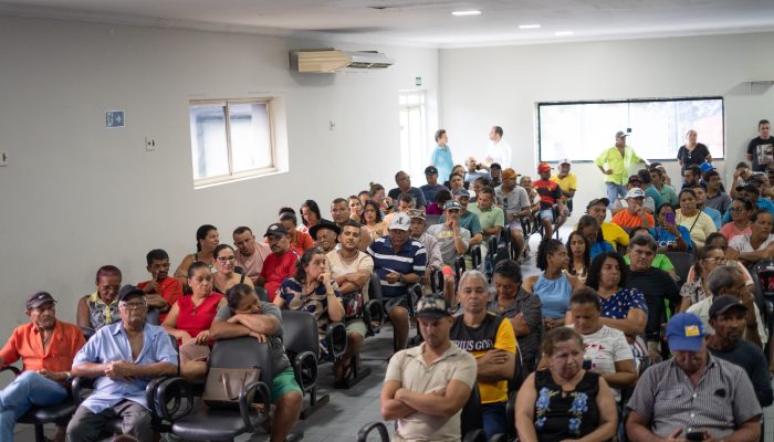 Prefeitura de Carpina apresenta solução aos feirantes sobre reorganização da feira 