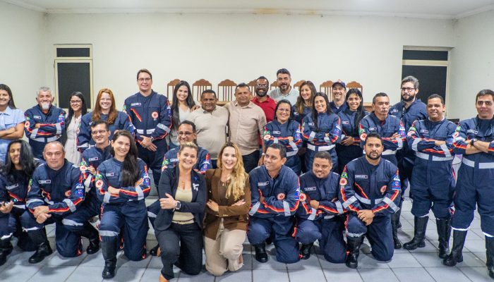 Prefeitura de Carpina entrega novos fardamentos para profissionais do SAMU 