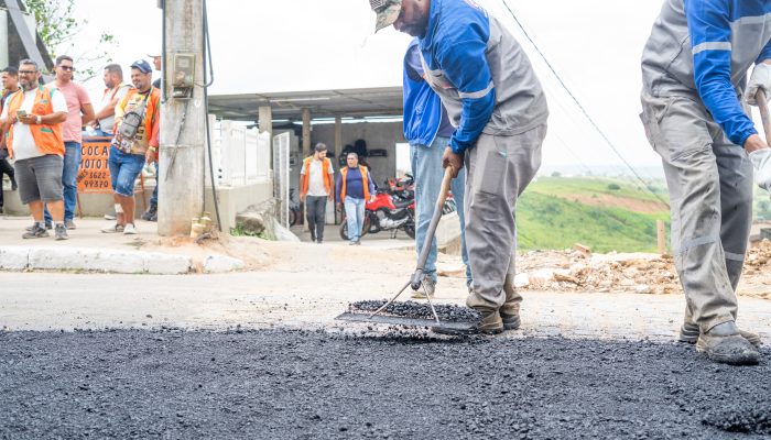 Prefeitura de Carpina inicia asfalto no Santo Antônio e anuncia serviço em mais dez locais