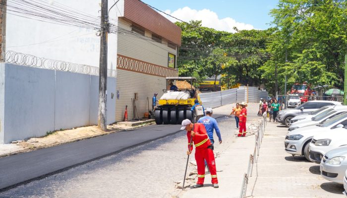 Prefeitura de Carpina inicia asfalto na Rua Antônio Bione de Araújo, no Centro