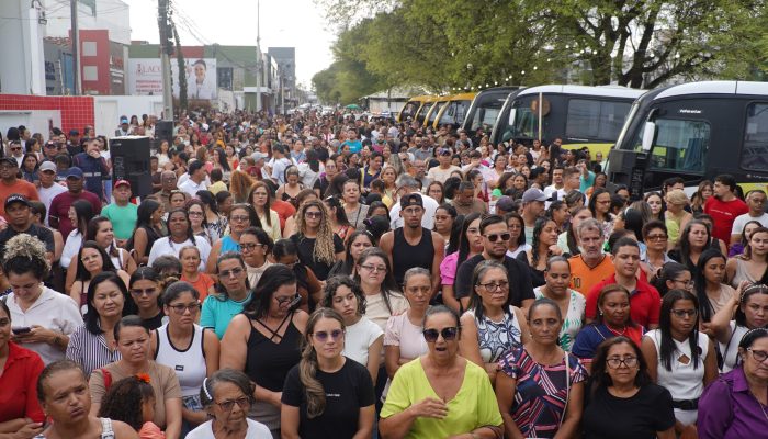 Prefeitura de Carpina entrega 10 novos ônibus escolares e universitários